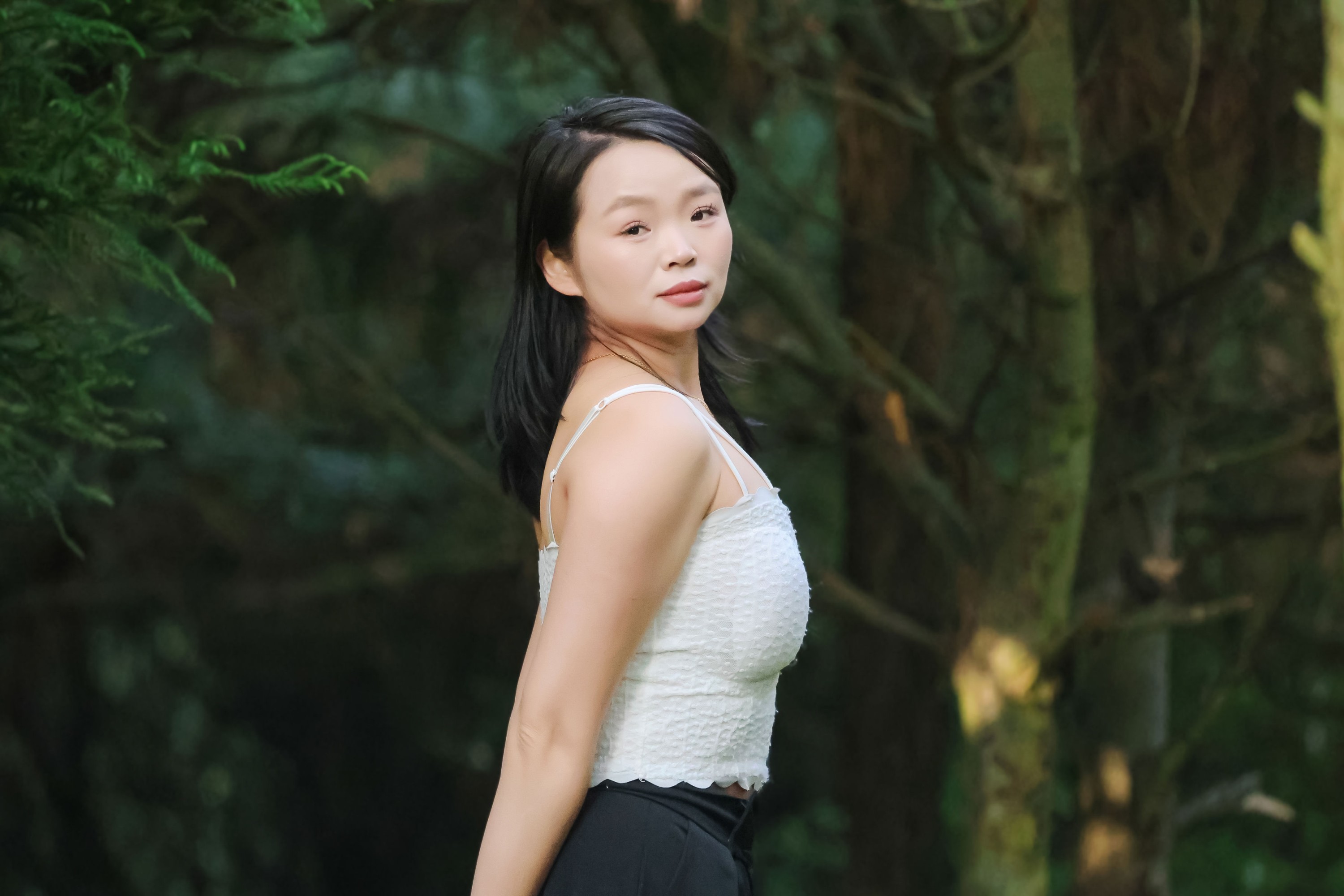 《野外森林夕阳户外白衣黑裤性感美女》[49P] 插图3