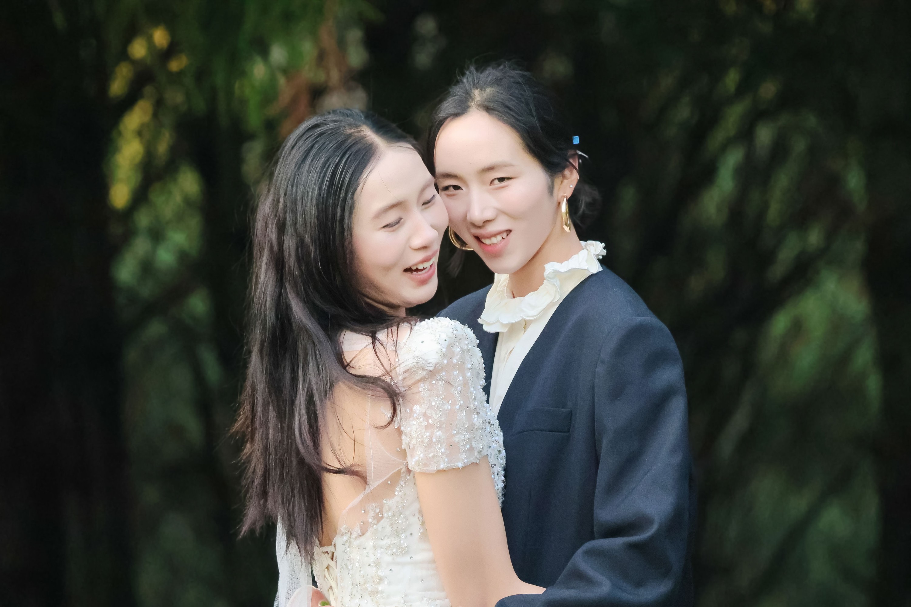 《野外森林夕阳户外模特白色婚纱姐妹合照两位美女》[15P] 插图5