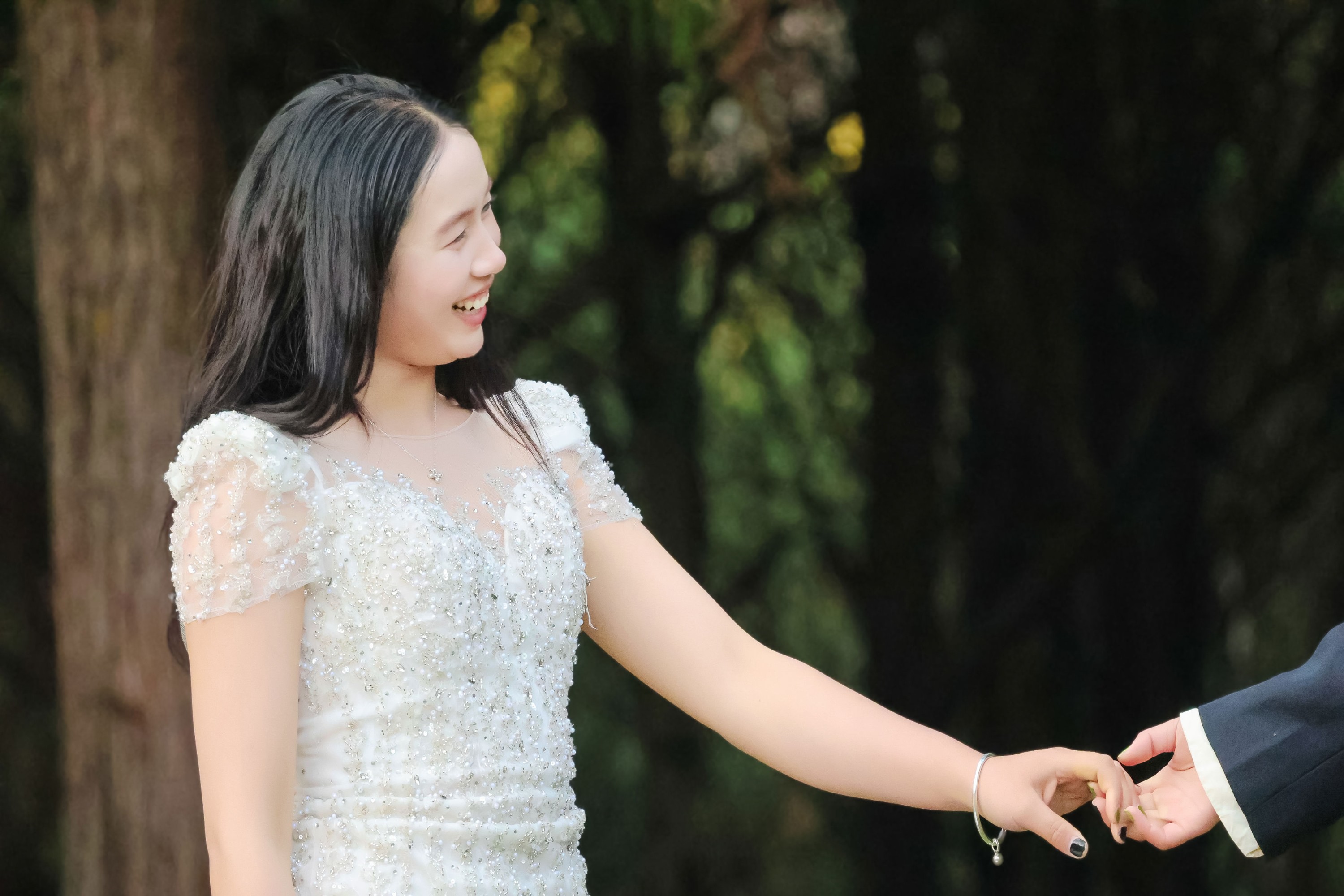 《野外森林夕阳户外模特白色婚纱姐妹合照两位美女》[15P] 插图3