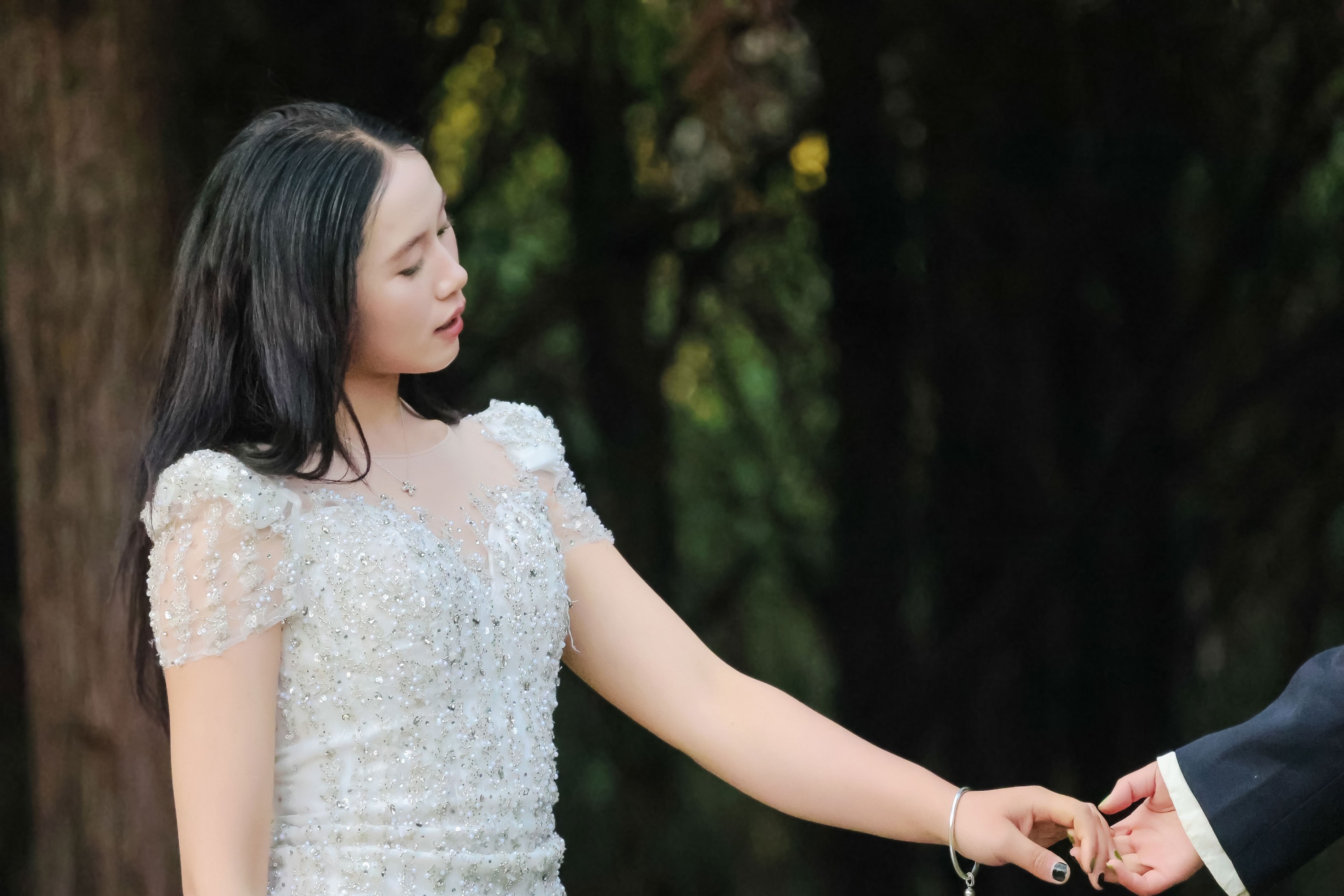 《野外森林夕阳户外模特白色婚纱姐妹合照两位美女》[15P] 插图4
