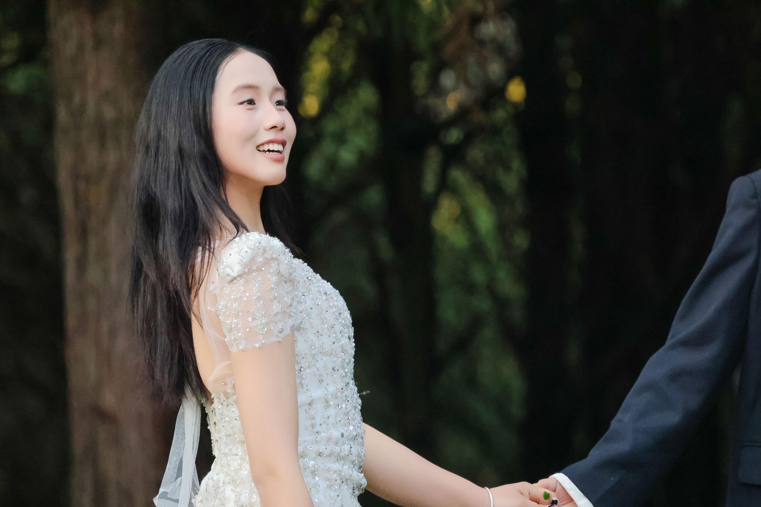 《野外森林夕阳户外模特白色婚纱姐妹合照两位美女》[15P] 插图2