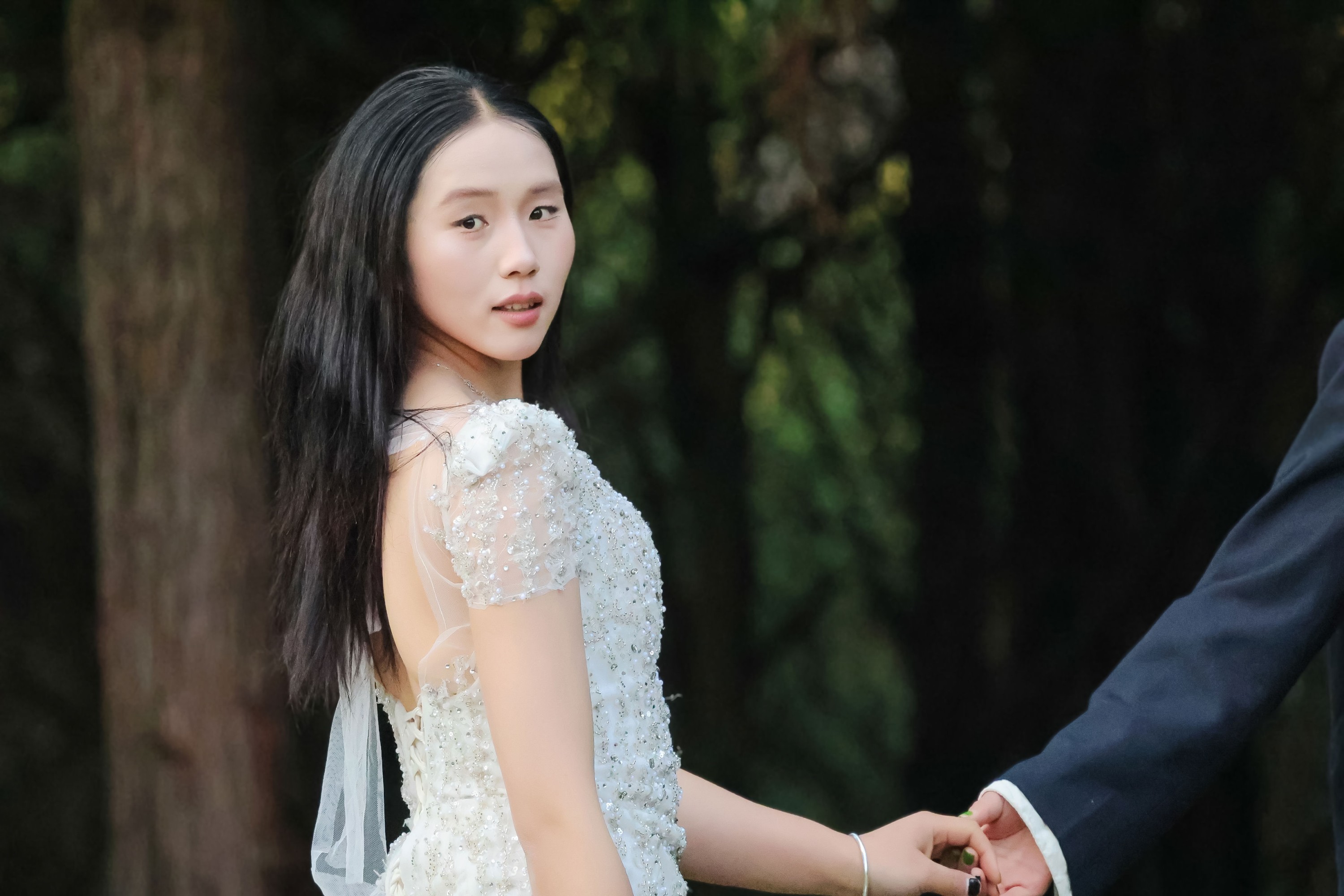 《野外森林夕阳户外模特白色婚纱姐妹合照两位美女》[15P]-66COS