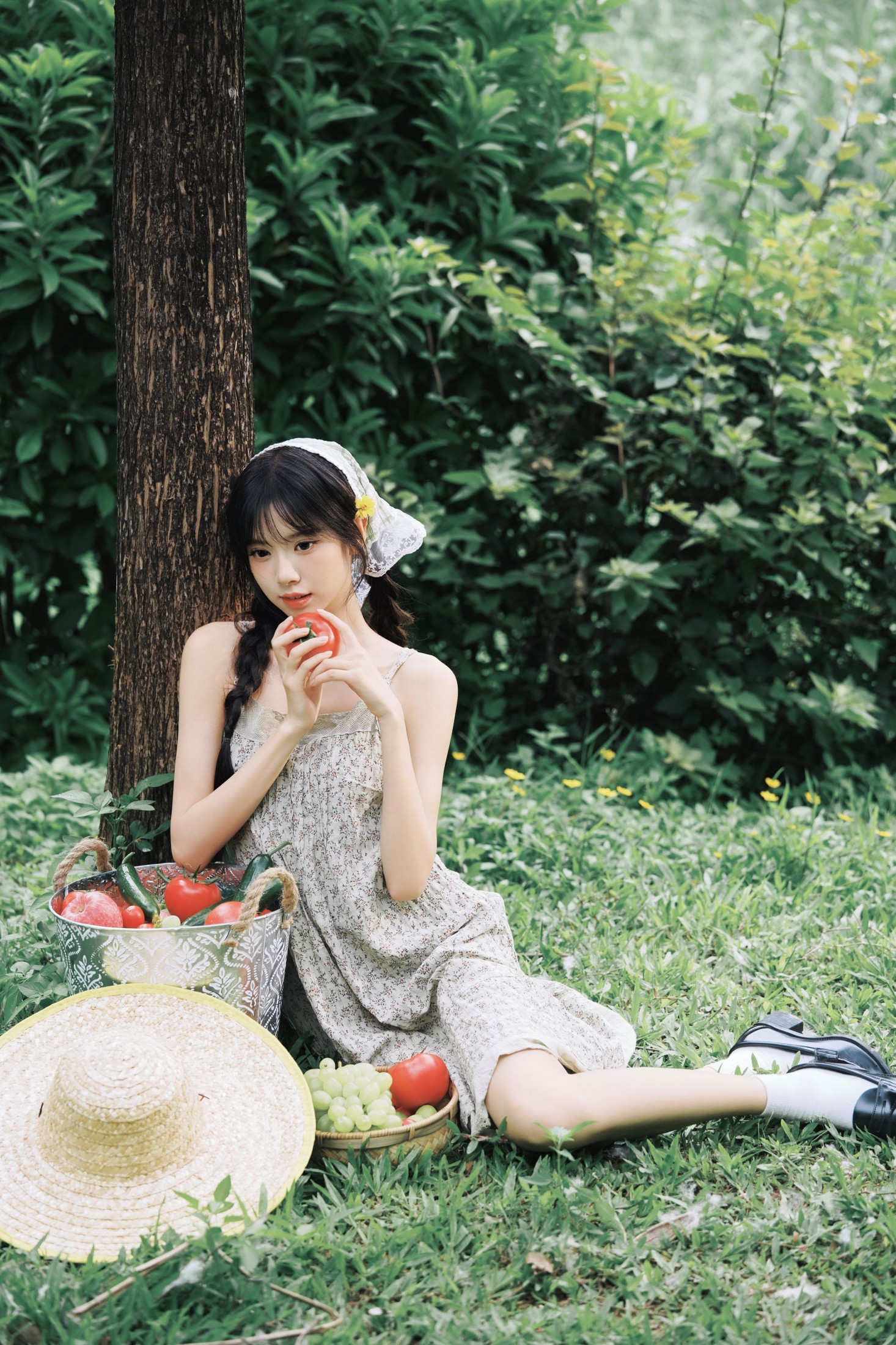 《绿野森林｜少女田园系碎花裙写真》[12P] 插图2