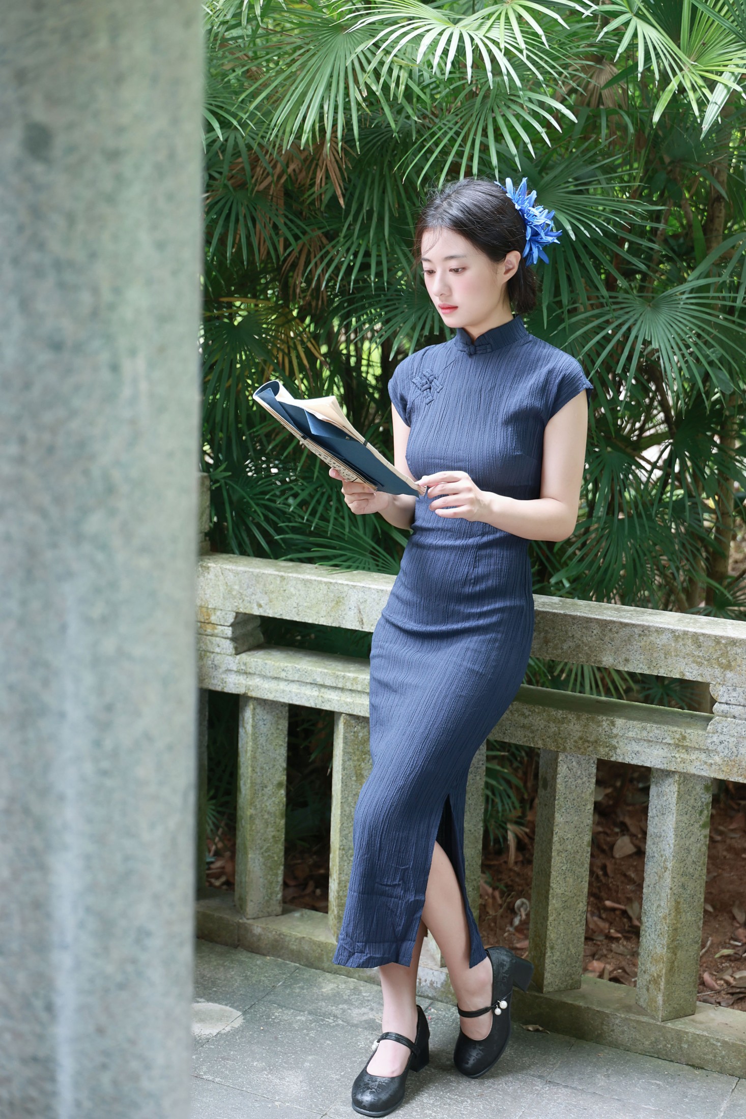 《藏青旗袍，赴一场园林的温柔之约》[15P] 插图5