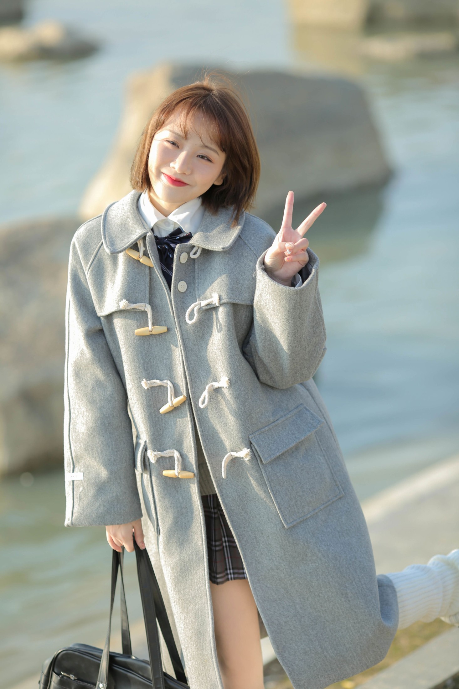 《眼里藏着三月的春色，手心淌过蓝色的河流》[17P] 插图2
