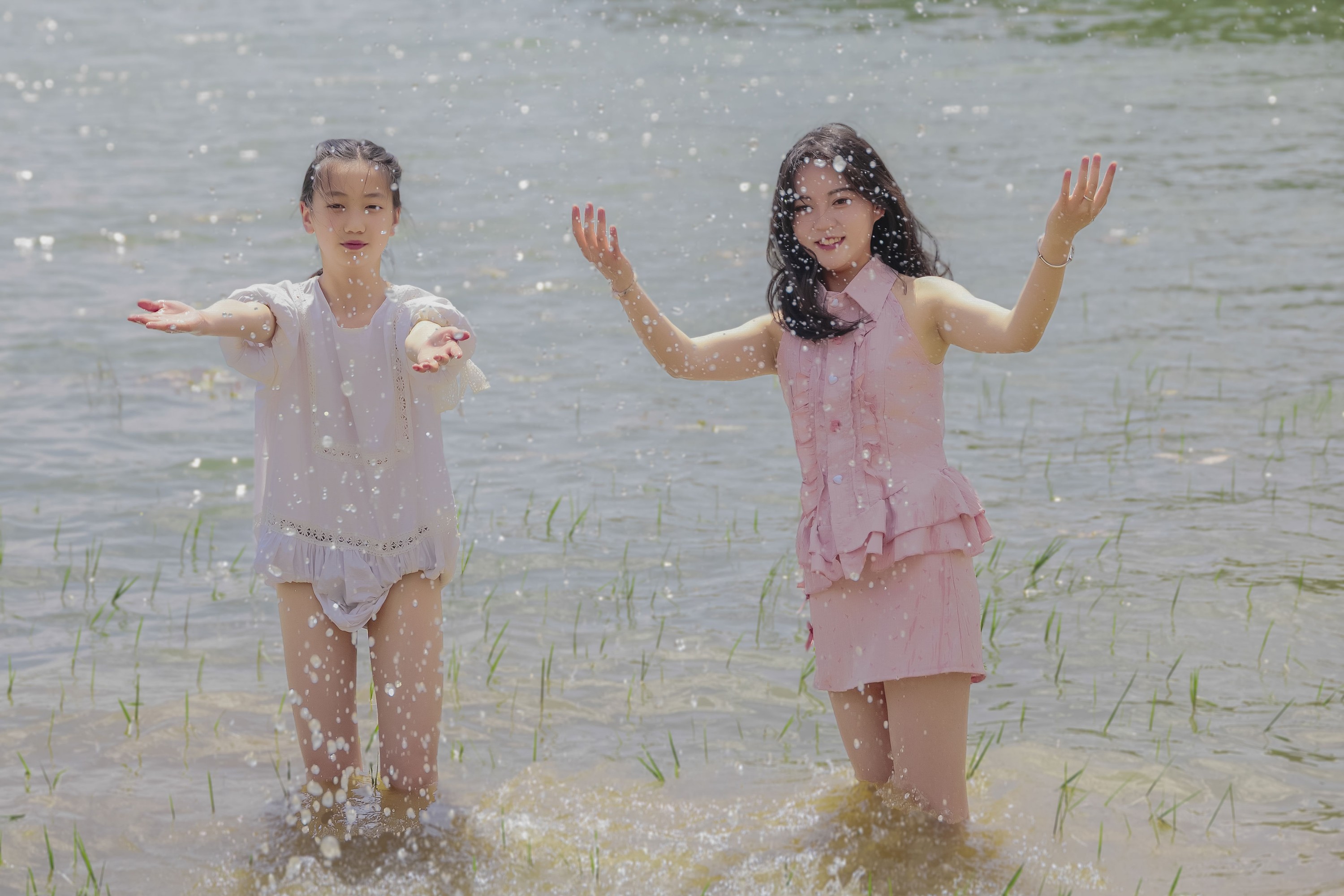 《湖边玩水粉衣美女写真》[55P] 插图5