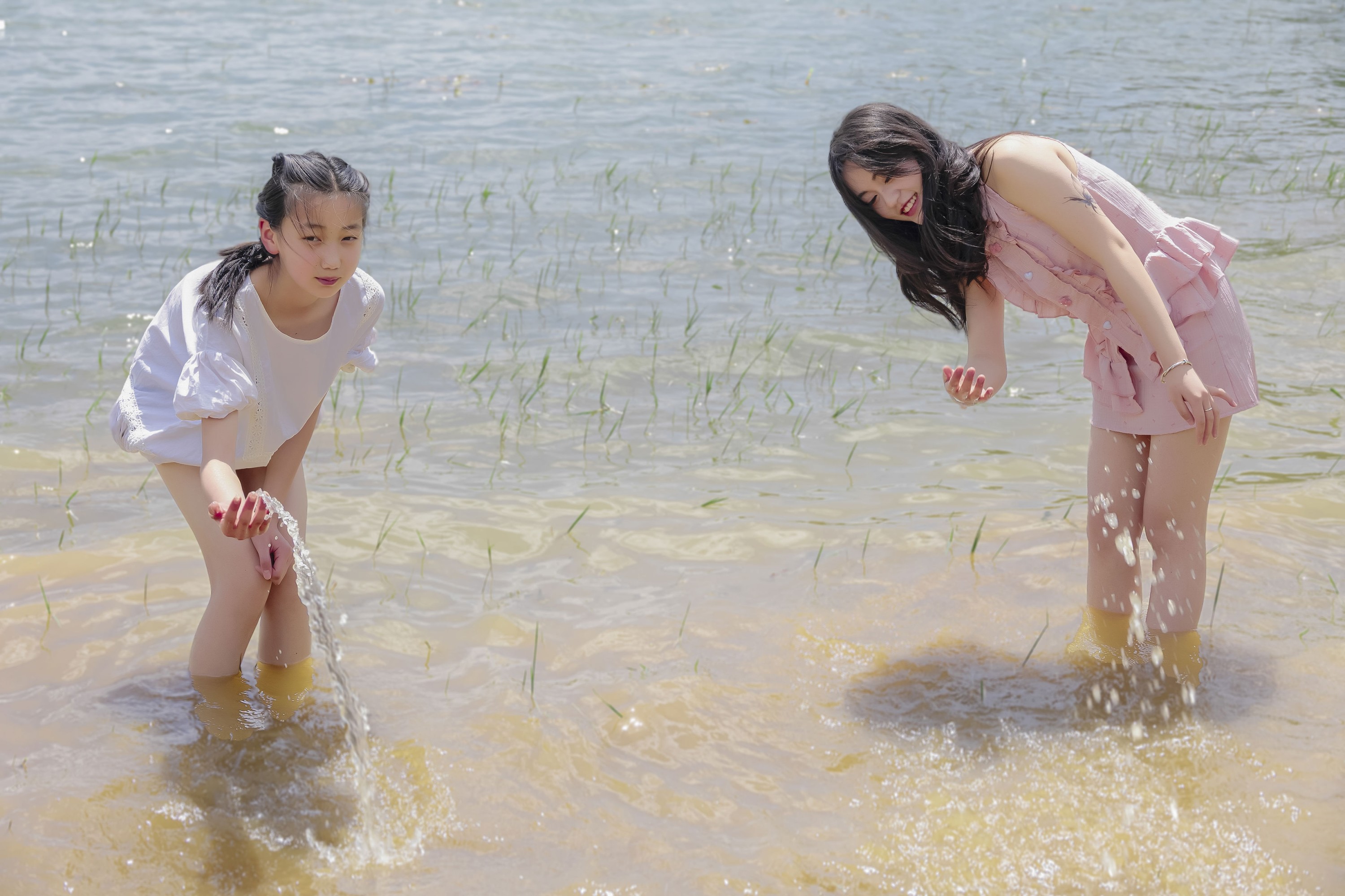 《湖边玩水粉衣美女写真》[55P] 插图2