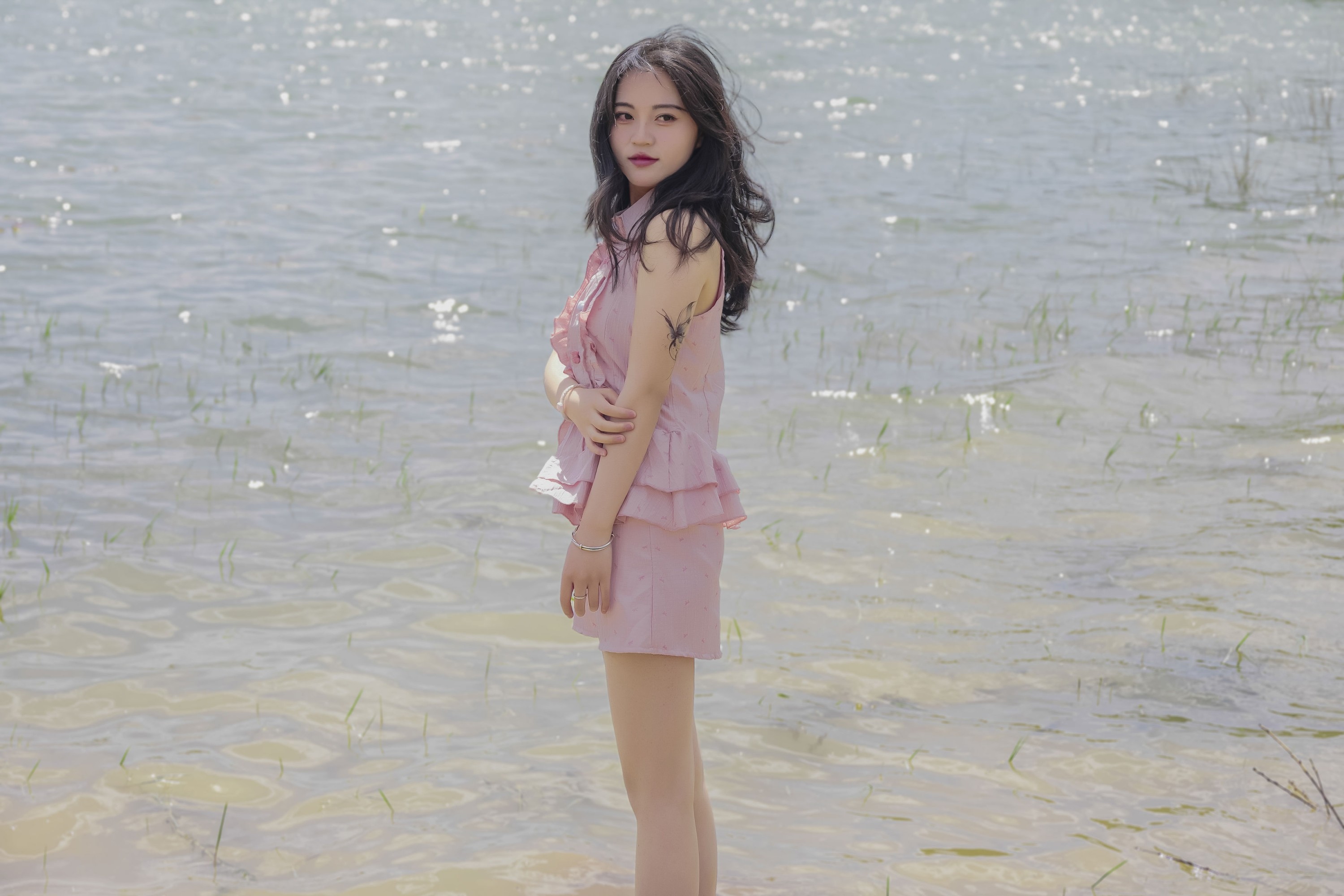 《湖边玩水粉衣美女写真》[55P]-66COS