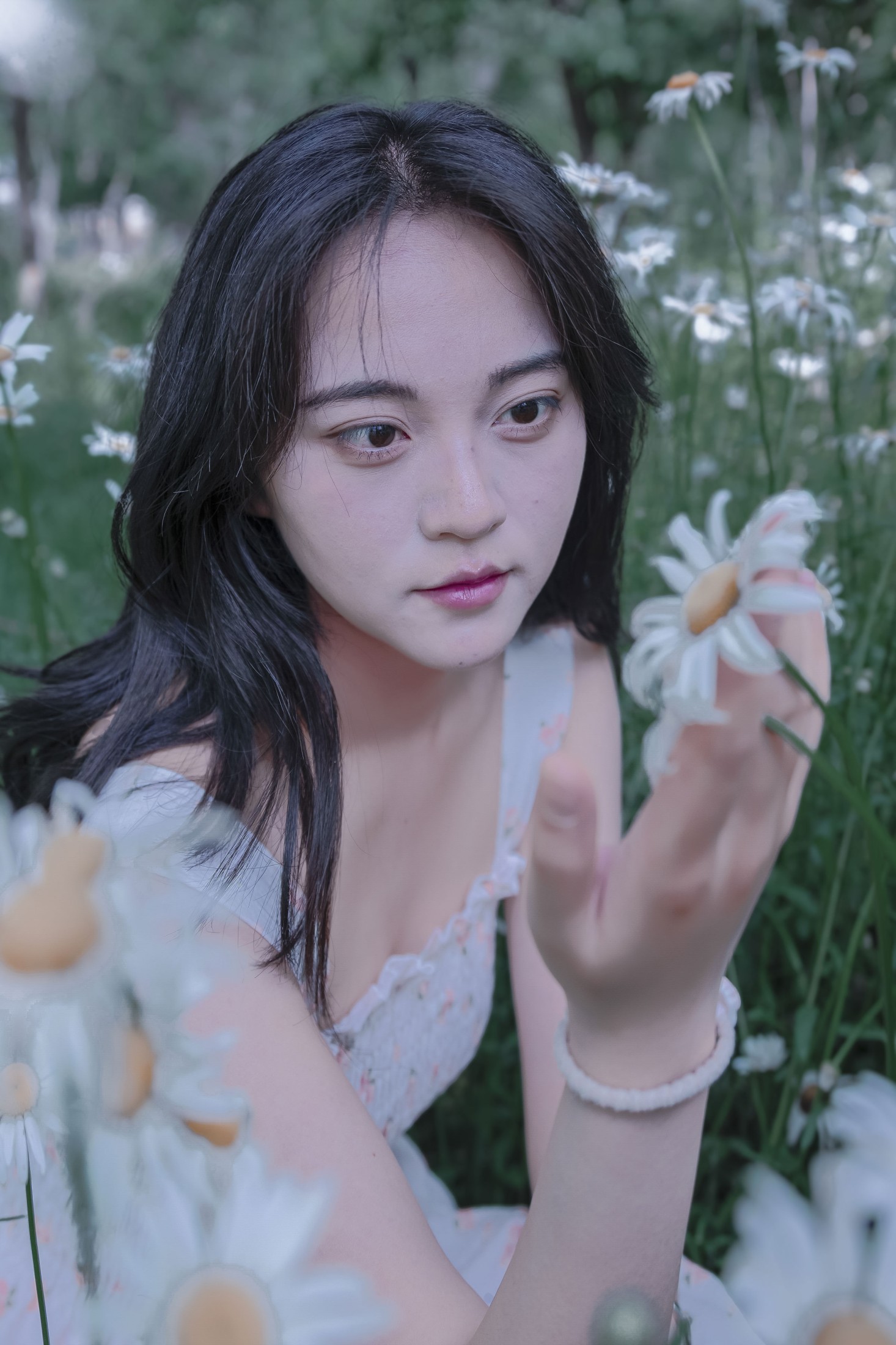 《草地白菊花白衣性感女子写真》[34P] 插图3