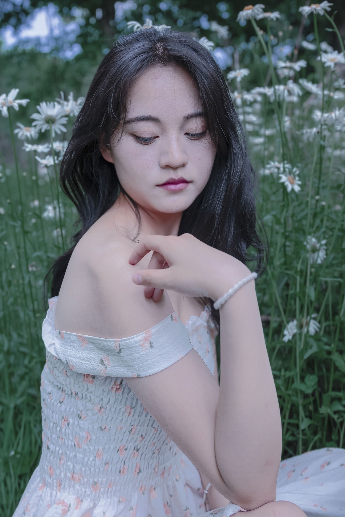 《草地白菊花白衣性感女子美女写真》[29P] 插图2
