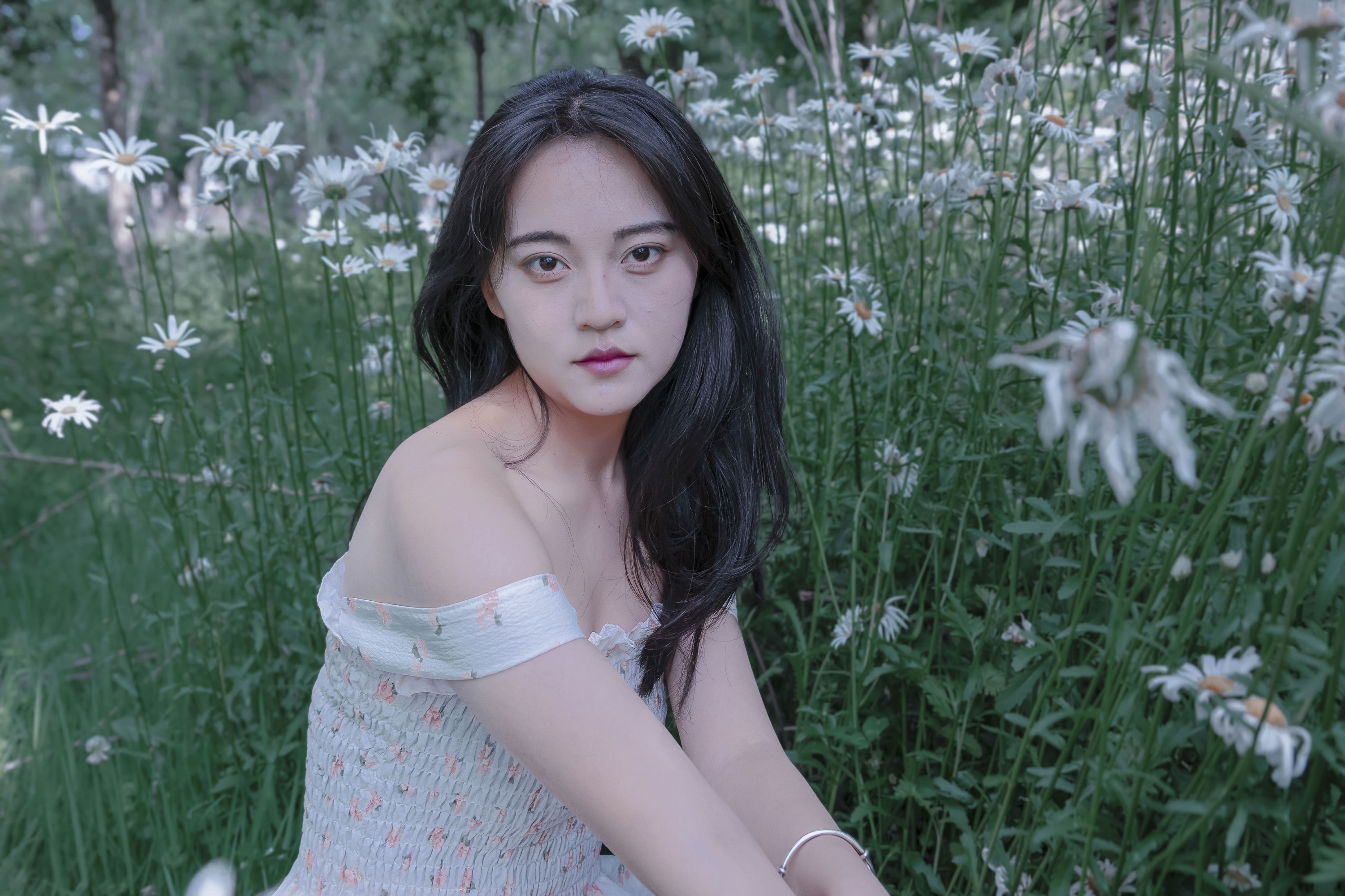 《草地白菊花白衣性感女子美女写真》[29P] 插图4