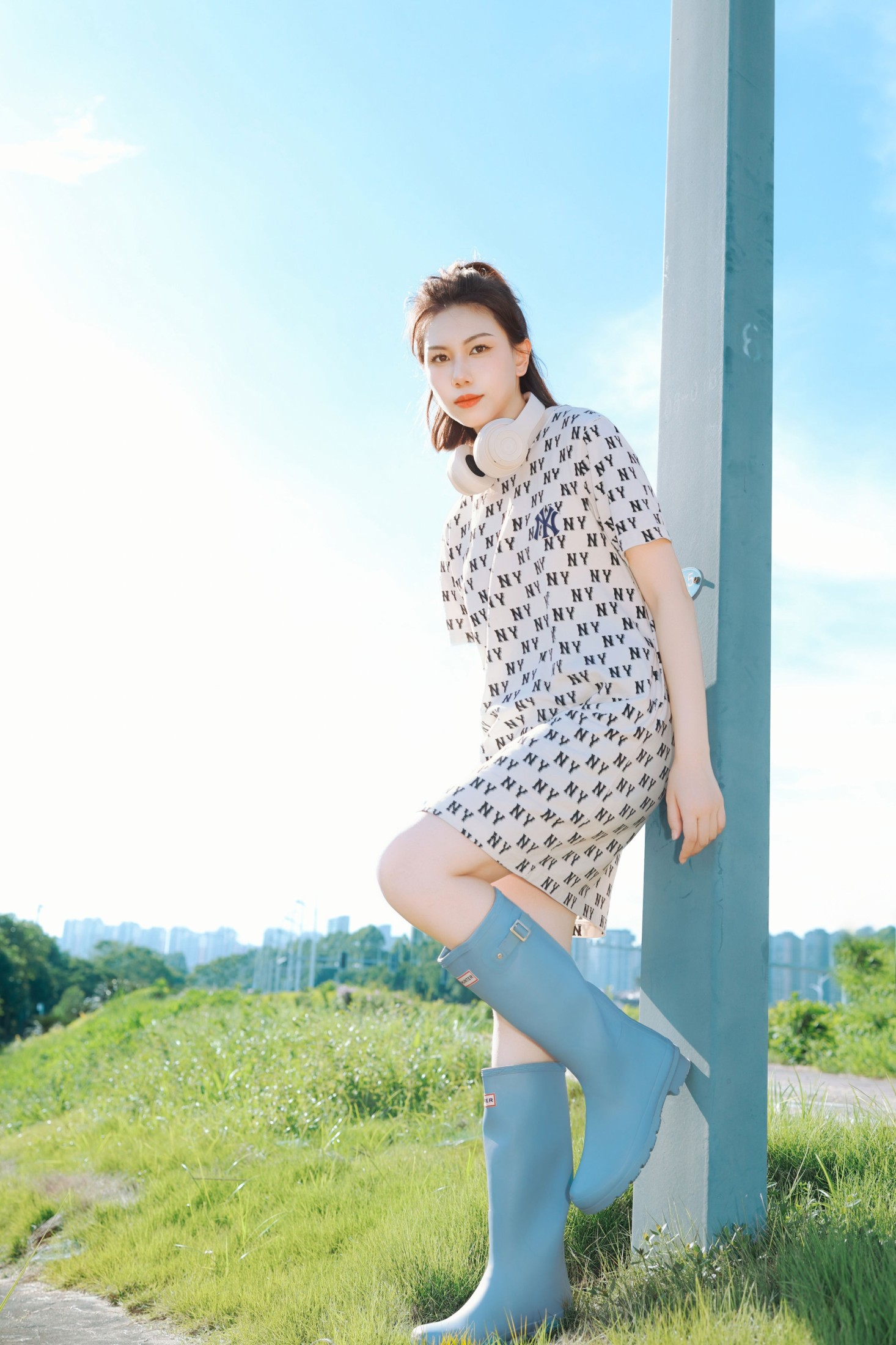 《偷一片夏日蓝天，把浪漫穿在身上》[9P] 插图2