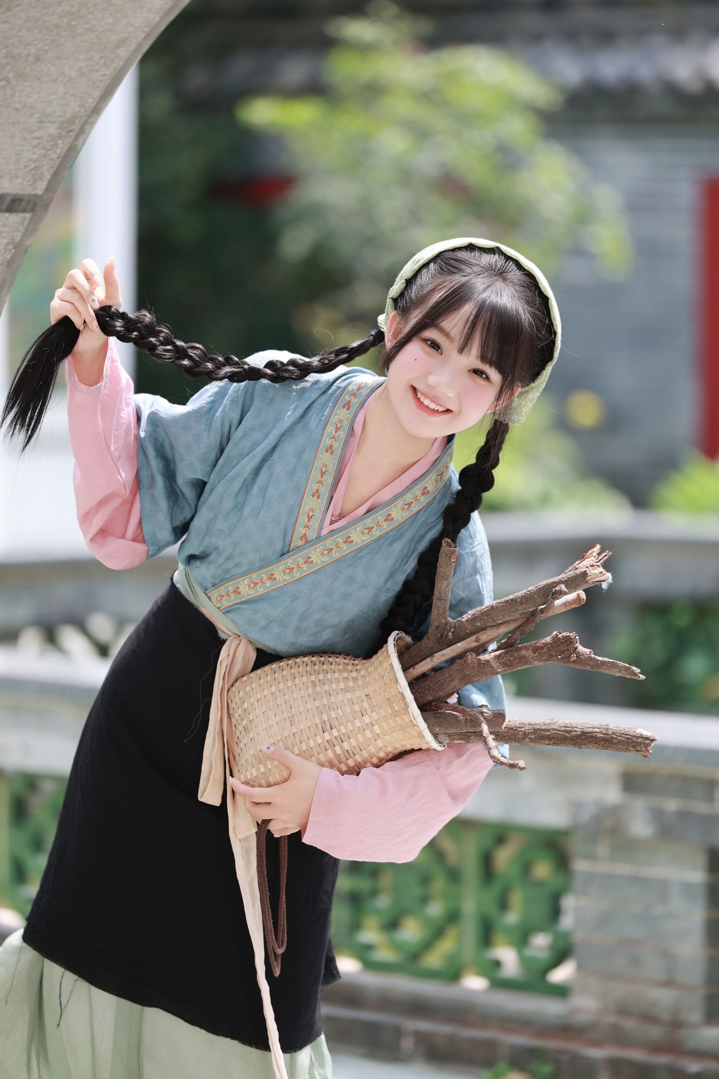 《古庭院的午后，小村少女的时光》[14P] 插图5