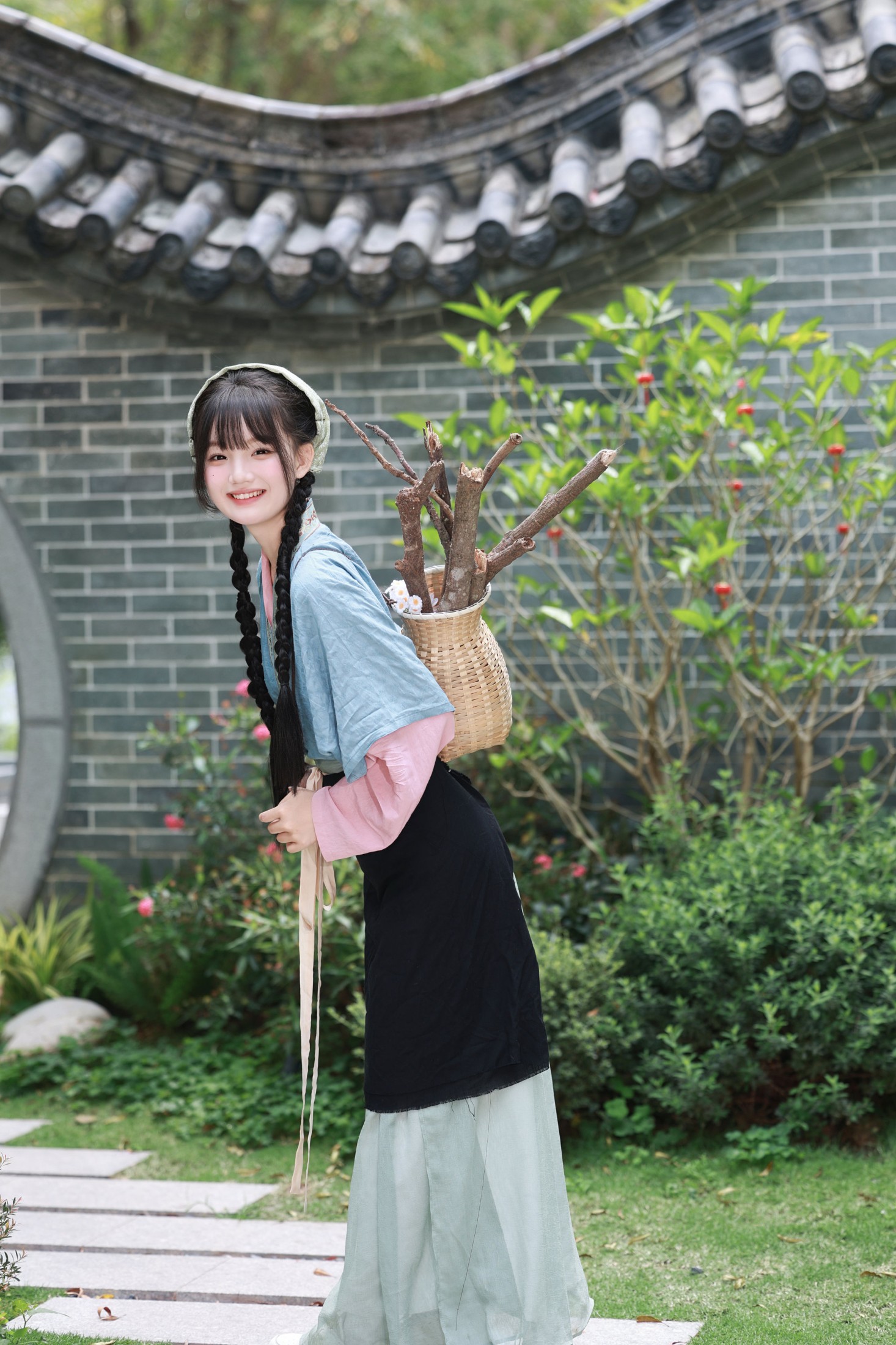 《古庭院的午后，小村少女的时光》[14P] 插图2