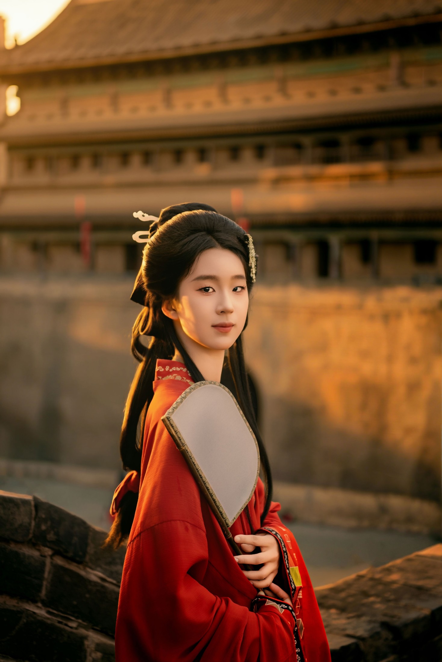 《红衣孤影映砖墙，古风韵味溢画面》[9P] 插图3