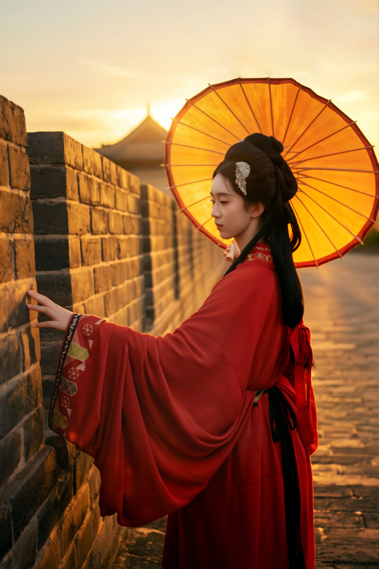 《红衣孤影映砖墙，古风韵味溢画面》[9P] 插图5