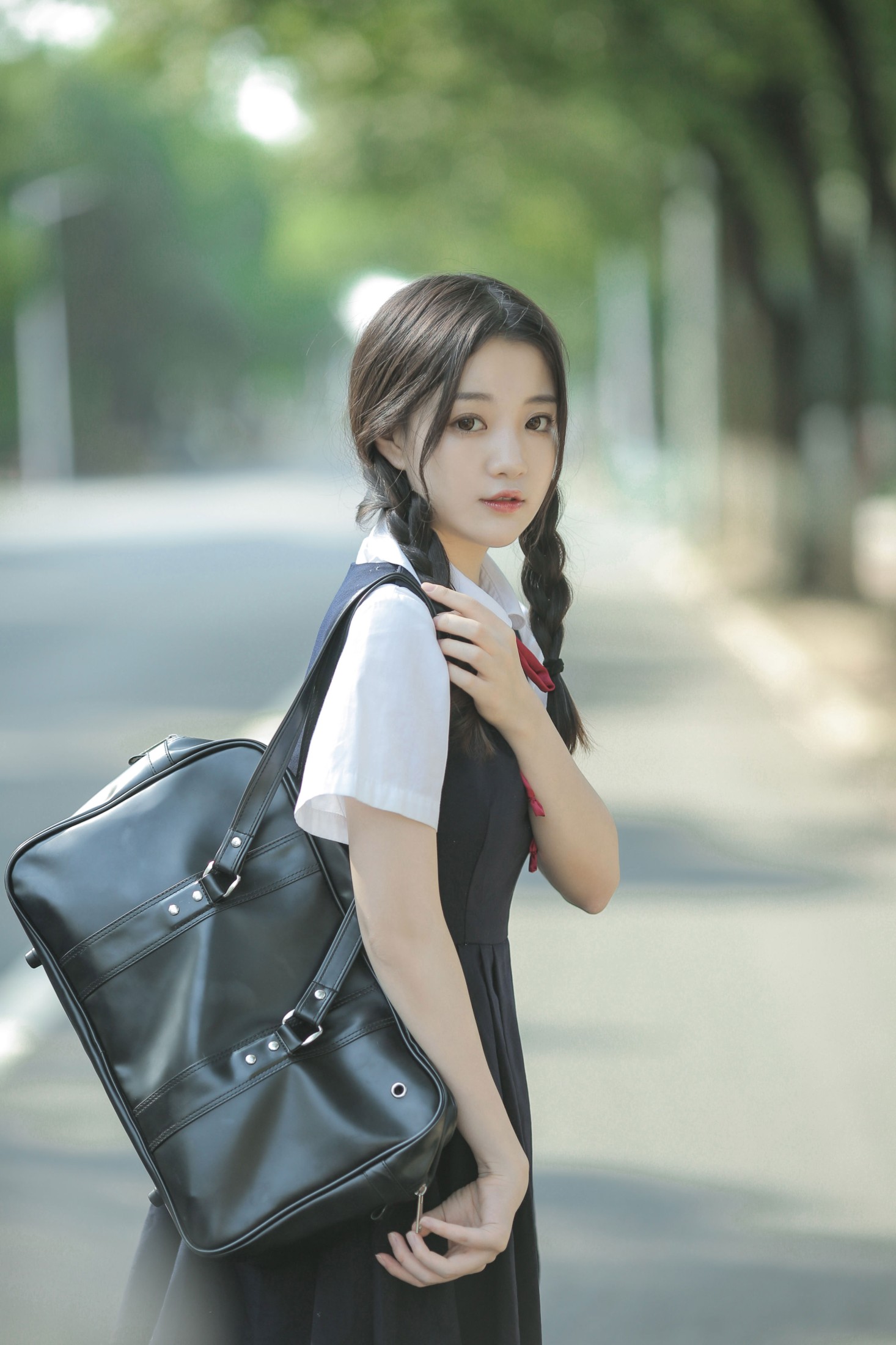 《你一会儿看我，一会儿看云，我觉得你看我时很远，你看云时很近》[15P] 插图3