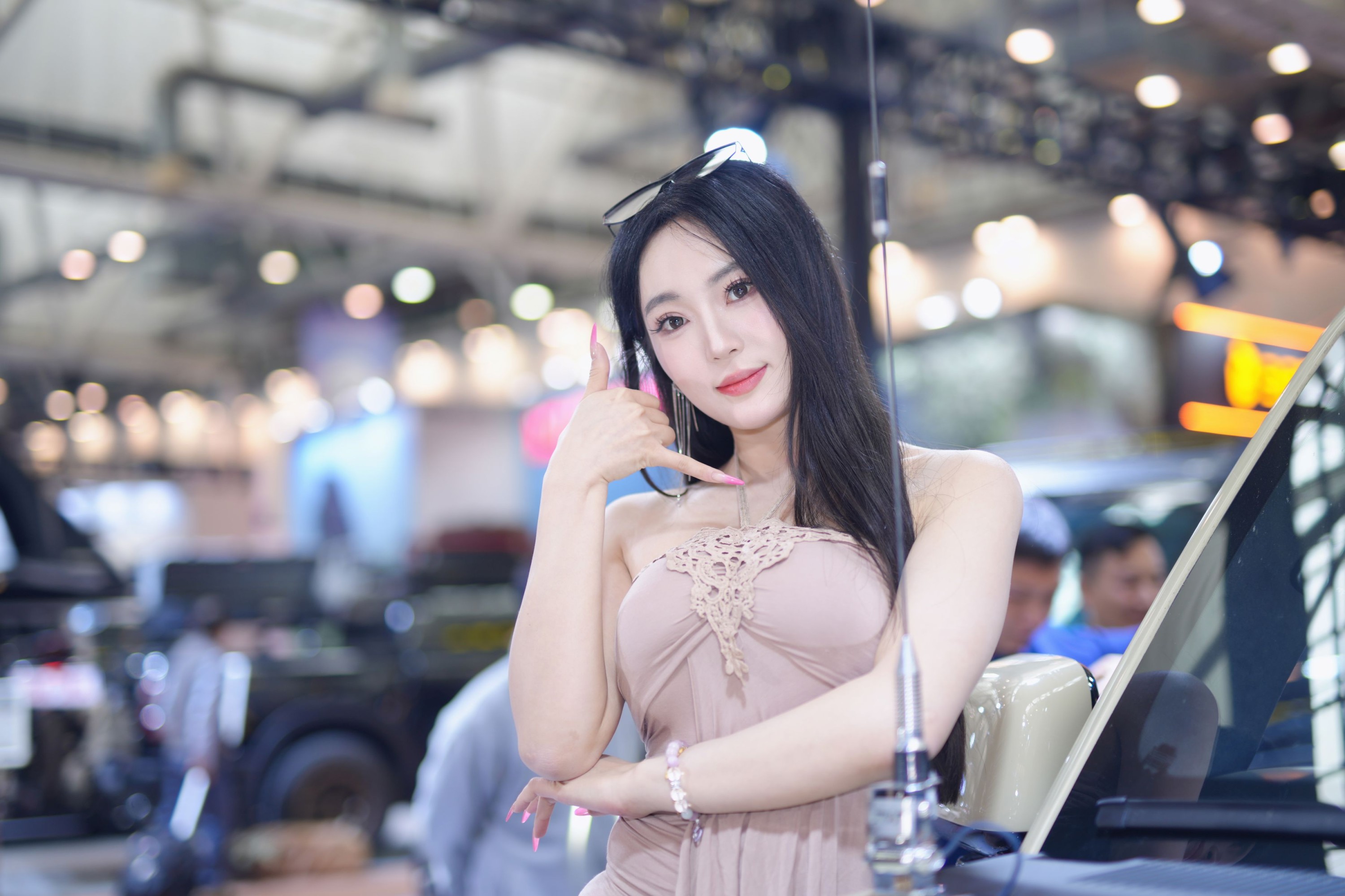《硬派越野旁的温柔姐姐，一眼沦陷》[15P] 插图5