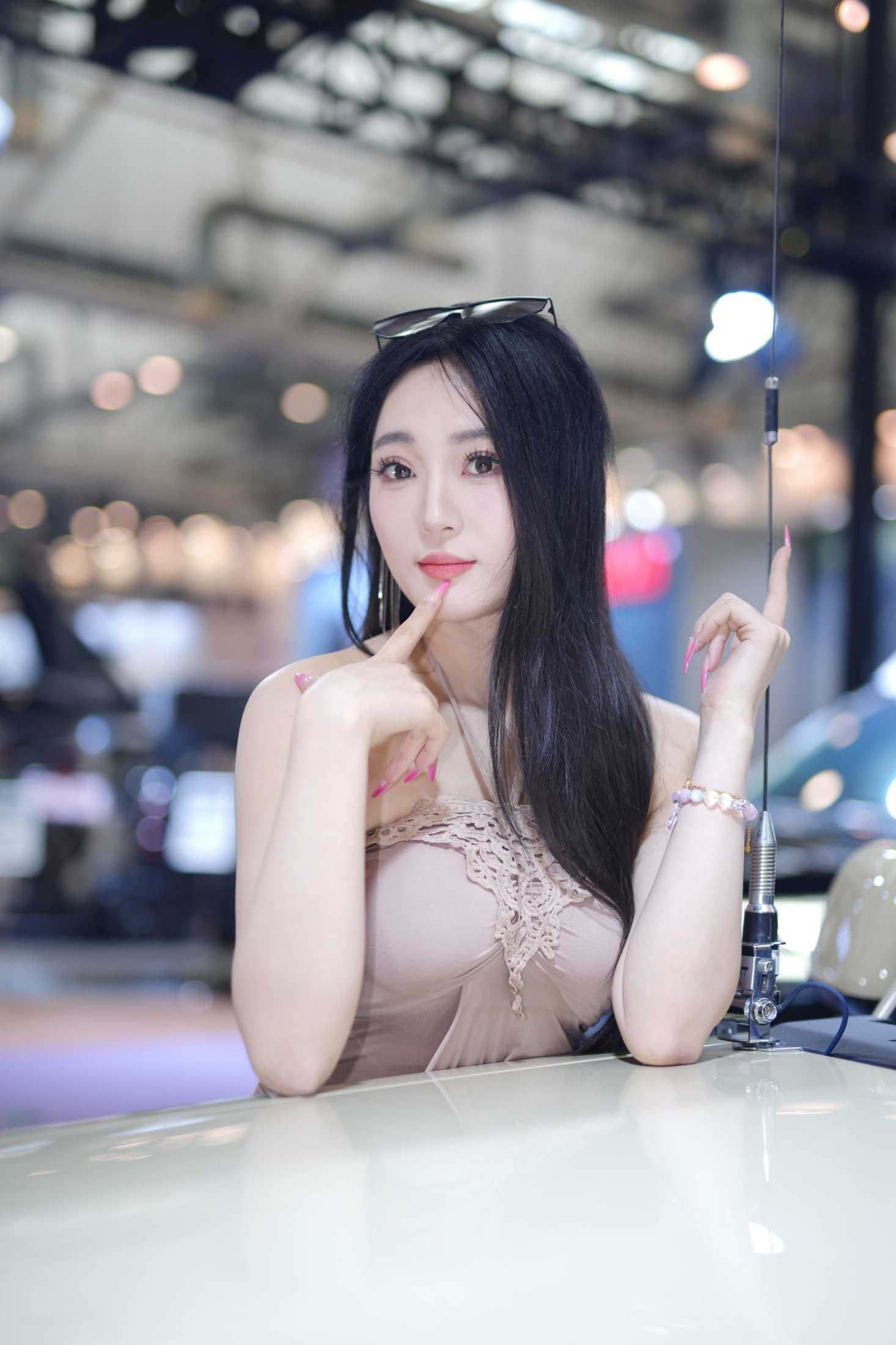 《硬派越野旁的温柔姐姐，一眼沦陷》[15P] 插图2