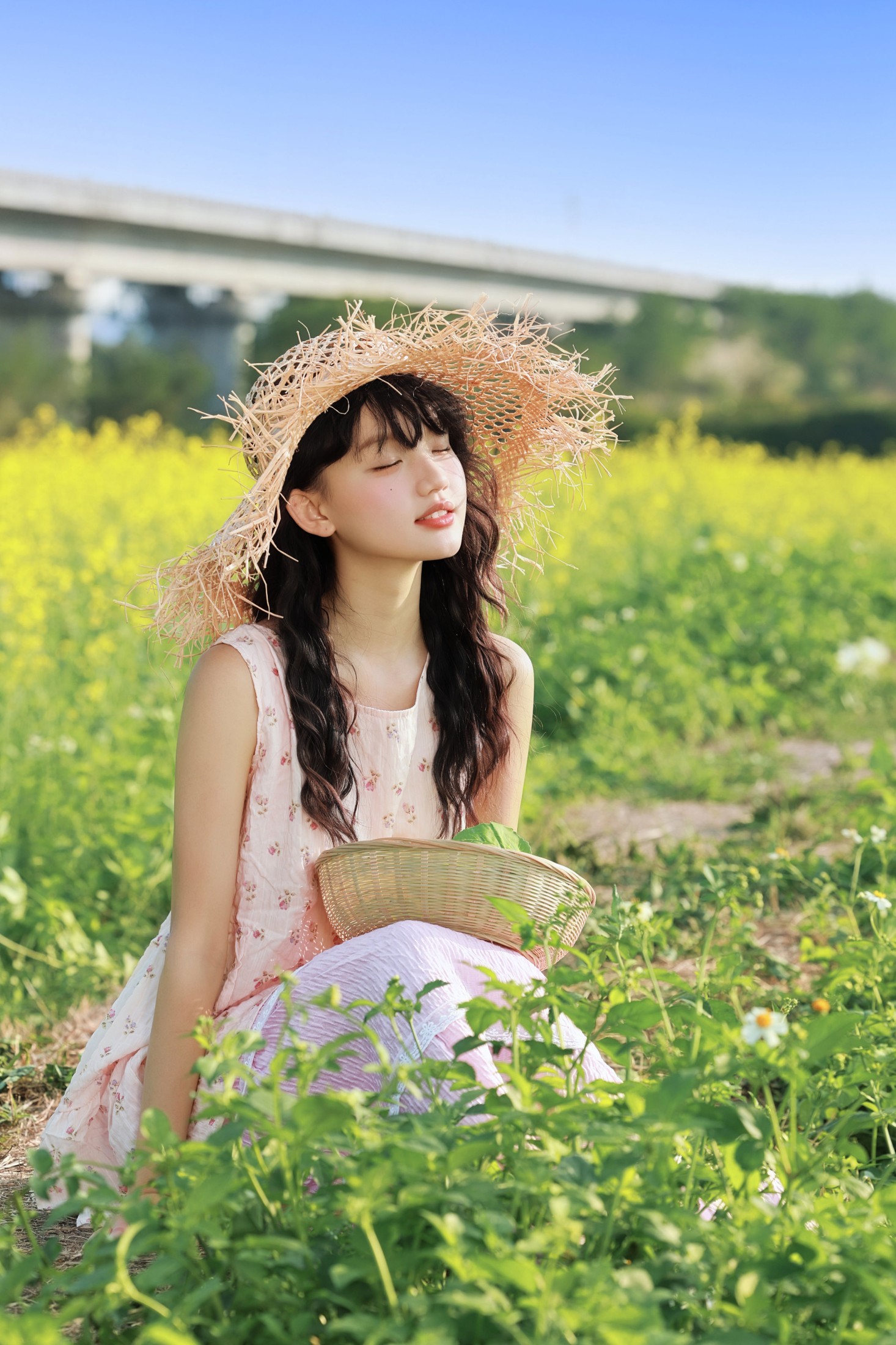 《油菜花田限定！粉色碎花裙和春天撞个满怀》[23P]-66COS