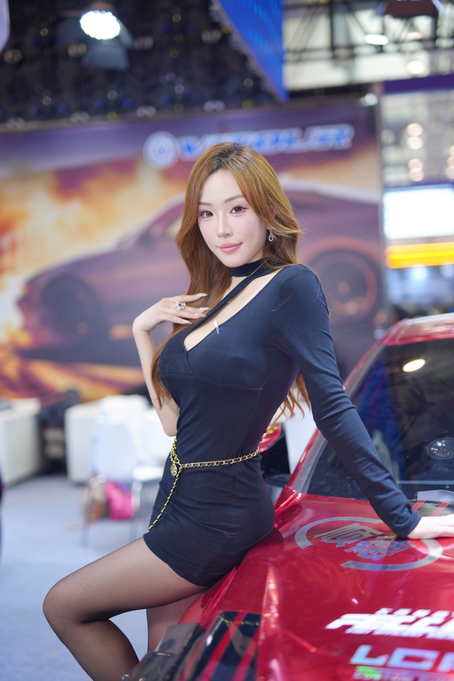 《黑裙与红车撞出惊艳视觉》[12P]-66COS