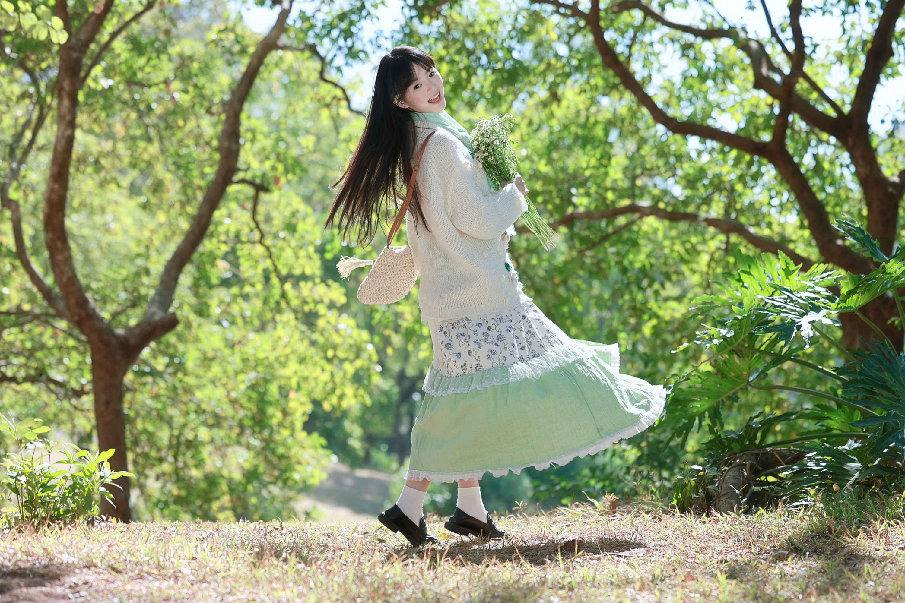 《当阳光穿过树叶，是春天写给少女的诗》[22P] 插图3