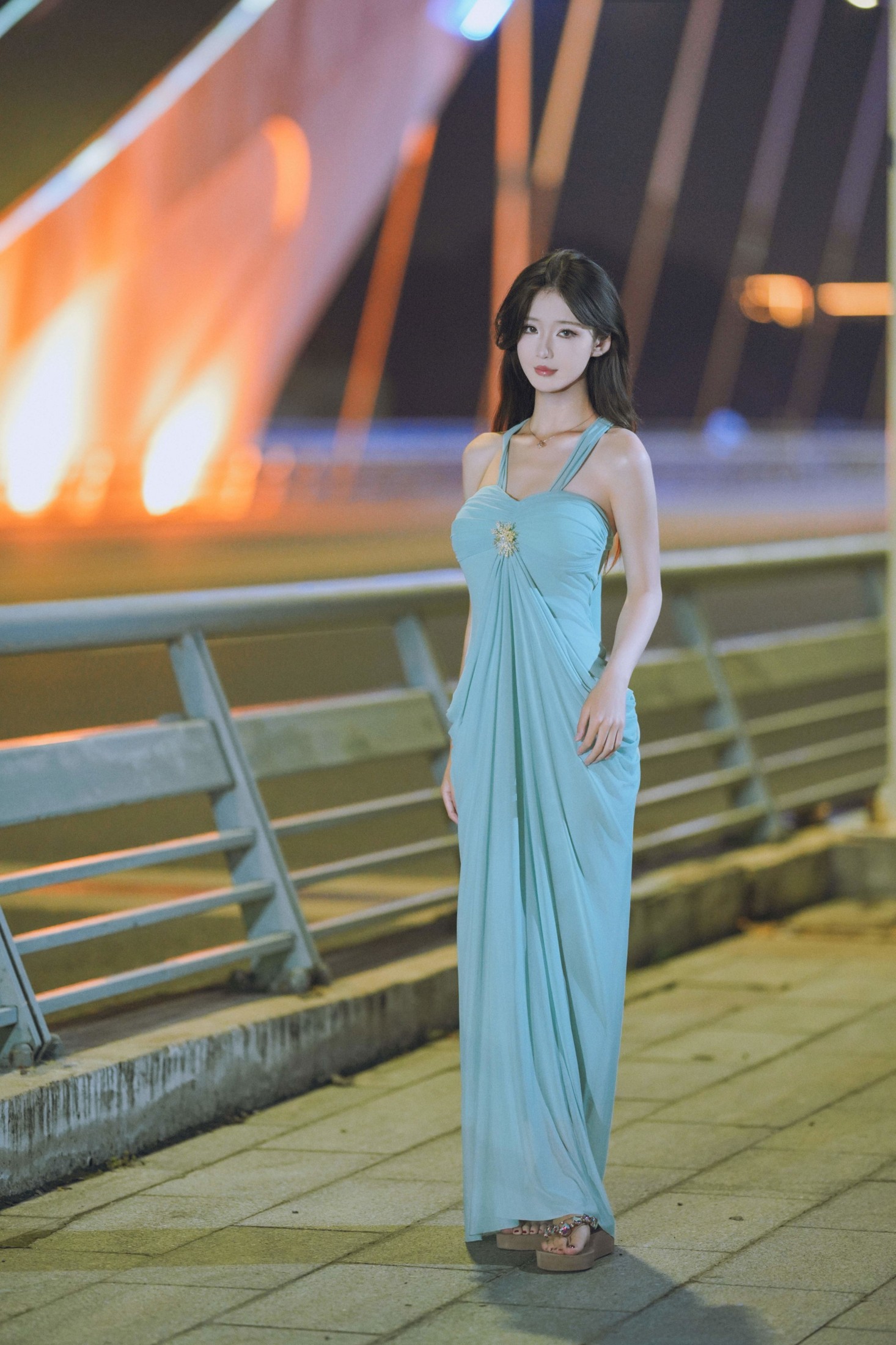 《桥灯下的挂脖礼服》[24P] 插图5