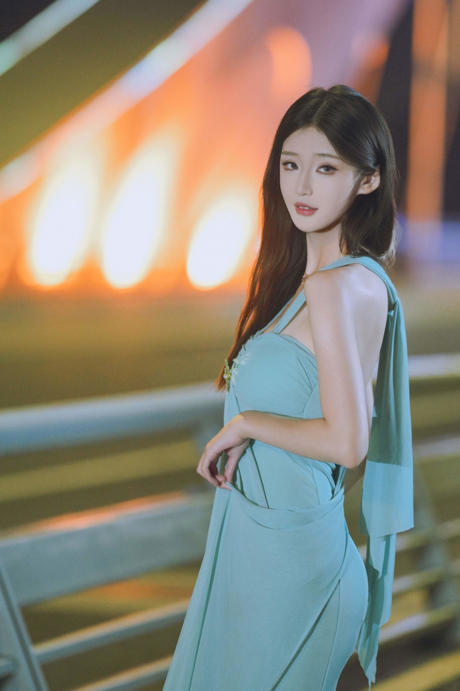 《桥灯下的挂脖礼服》[24P] 插图2