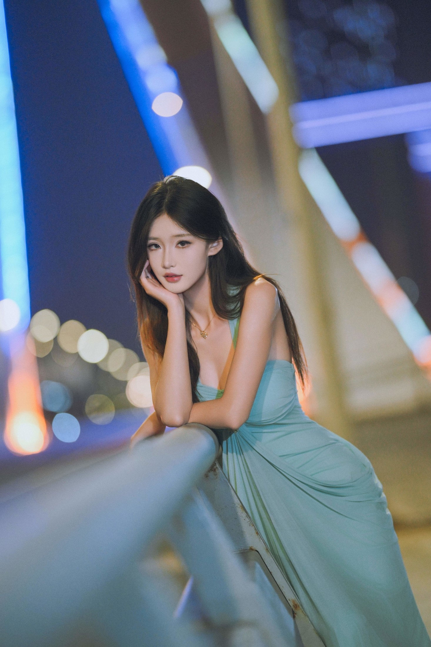 《桥灯下的挂脖礼服》[24P] 插图4