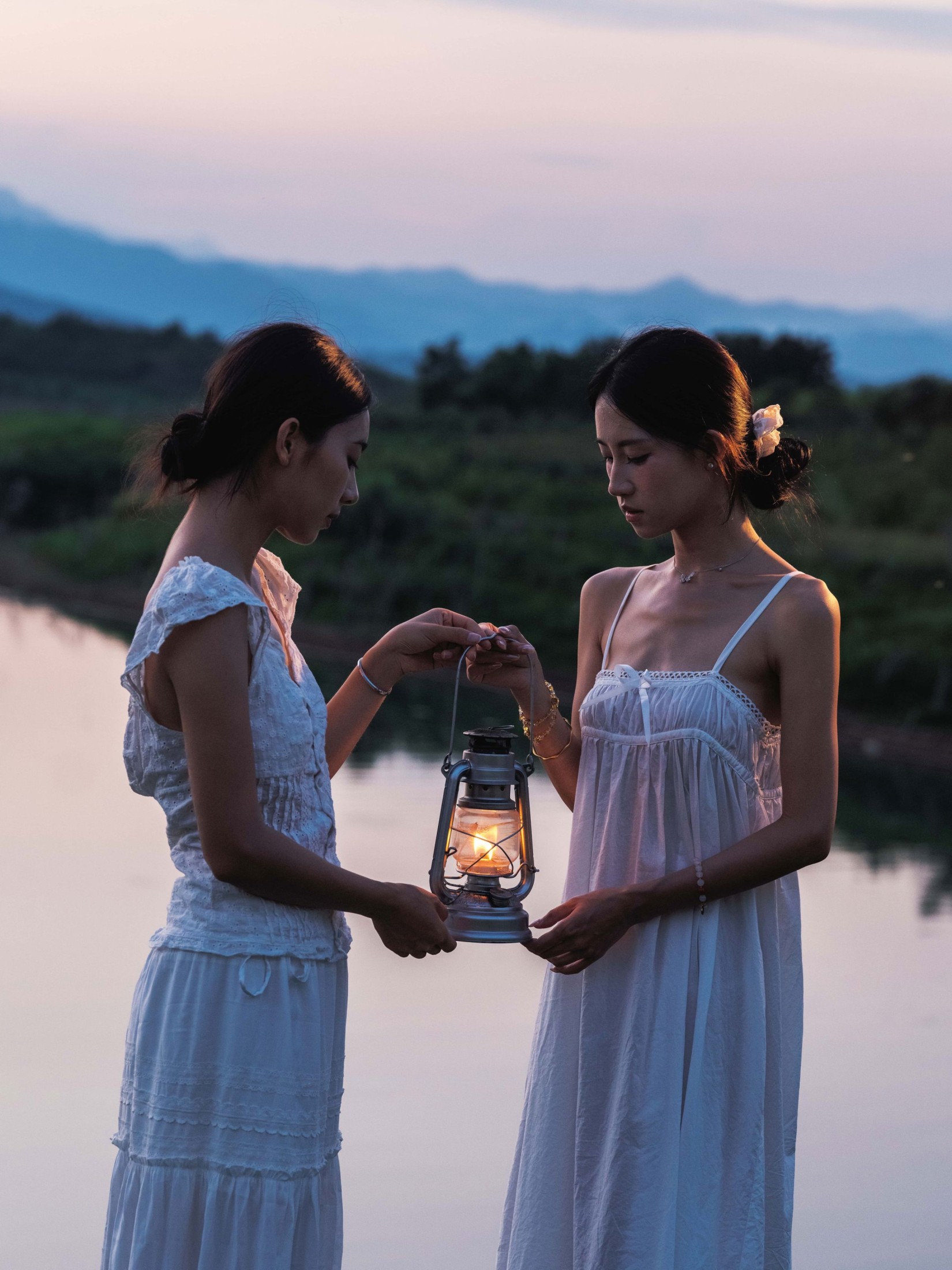 《一盏灯，两个人，一湖黄昏》[39P] 插图2